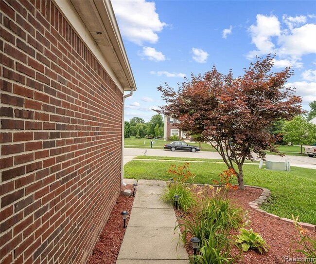 Building Photo - 5864 Willow Ridge Dr