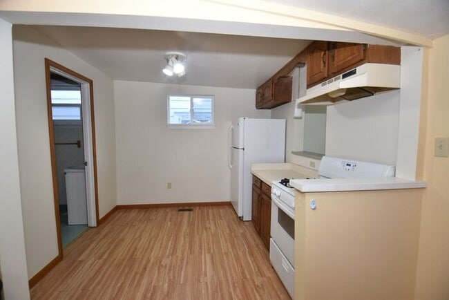 Building Photo - Close to Downtown Mishawaka- 2 bedroom duplex apartment