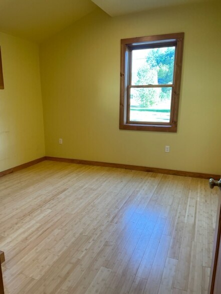 Bedroom 2 (Downstairs) - 36 School St