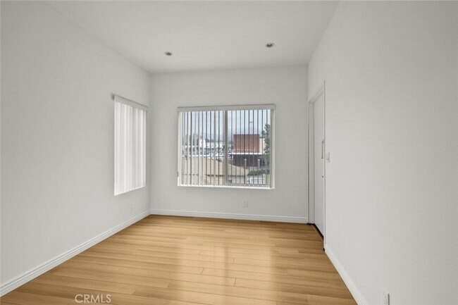 Building Photo - 231 E Burbank Blvd