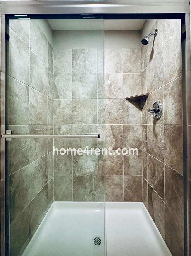 Building Photo - Main Level Primary Bedroom, Updated Kitche...