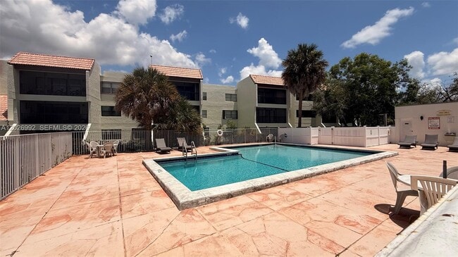 Building Photo - 301 Racquet Club Rd