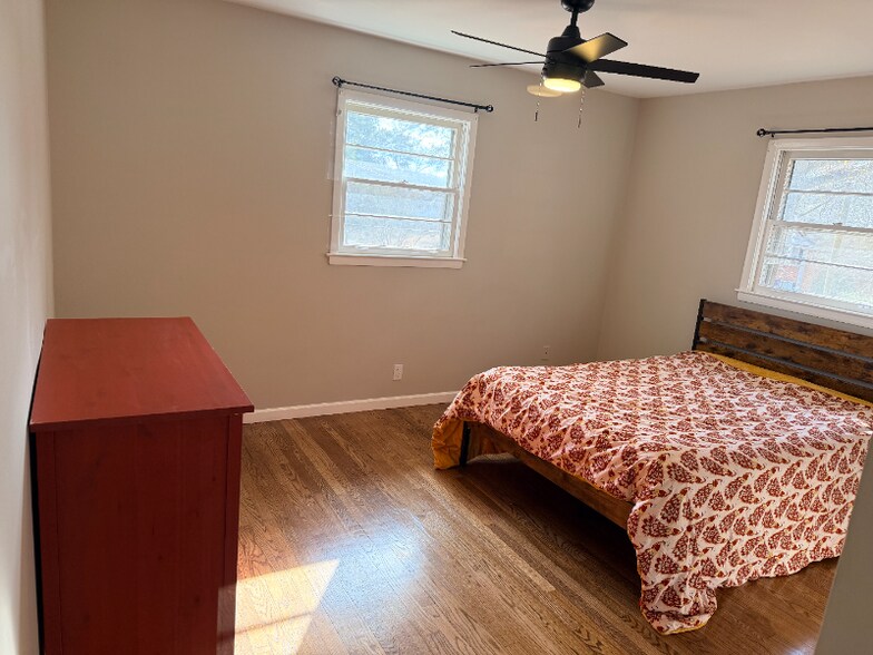 Building Photo - 2559 Clifton Springs Manor