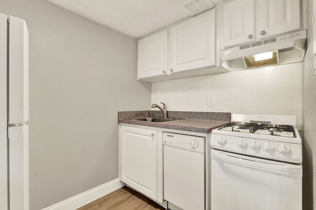 Building Photo - Newly Renovated ~ Ground Floor Condo in th...
