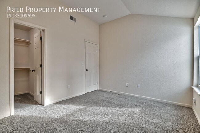 Building Photo - 2132 W Forest Dr