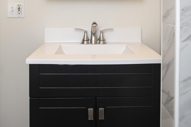 Building Photo - 3 bedroom in Chicago IL 60657