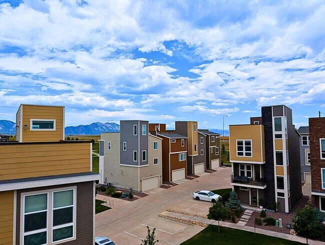 Building Photo - Beautiful 2 Bed + Office + 2.5 Bath home i...
