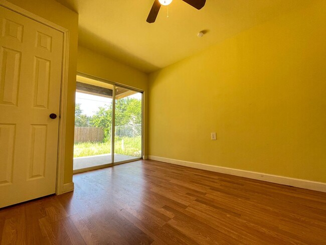 Building Photo - 3 bedroom Duplex by the Lake