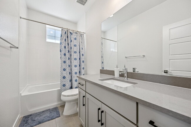 Building Photo - "Experience Spacious Comfort: 4-Bed, 3.5-Bath Retreat on Gladshine Drive!"