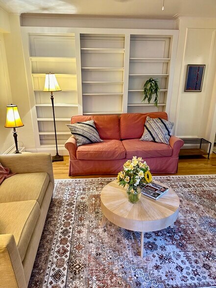 Building Photo - 988 Memorial Dr