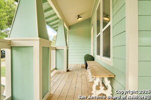 Building Photo - 1038 W Mistletoe Ave