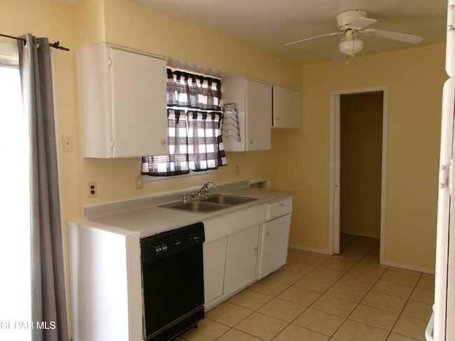 Building Photo - 10037 Oakwood Dr