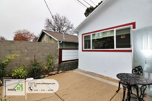 Building Photo - 864 Loma St