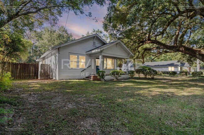 Building Photo - Updated 3 Bed 2 Bath with Large Fenced Yard