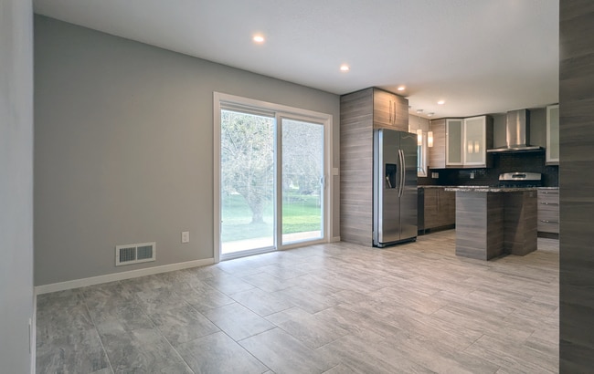 Building Photo - 2621 OAKRIDGE DR SW