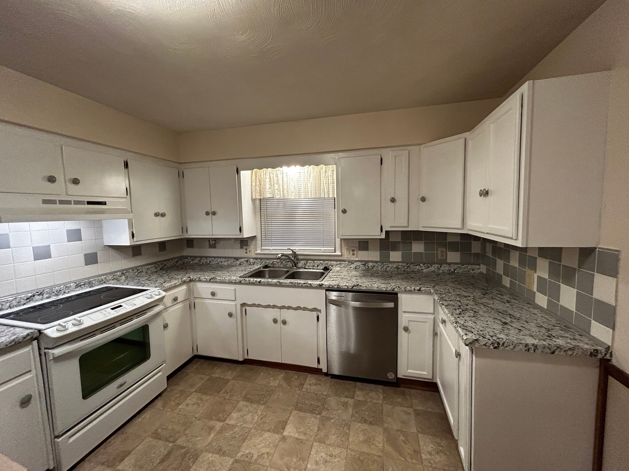 Kitchen counter area - 537 E Glenwood St