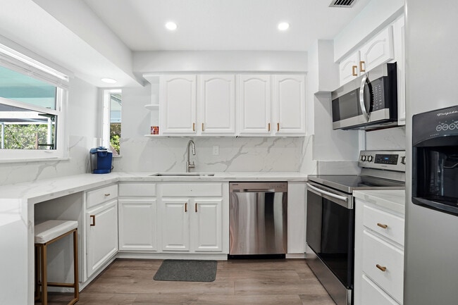 Building Photo - 4502 Parrot Ave