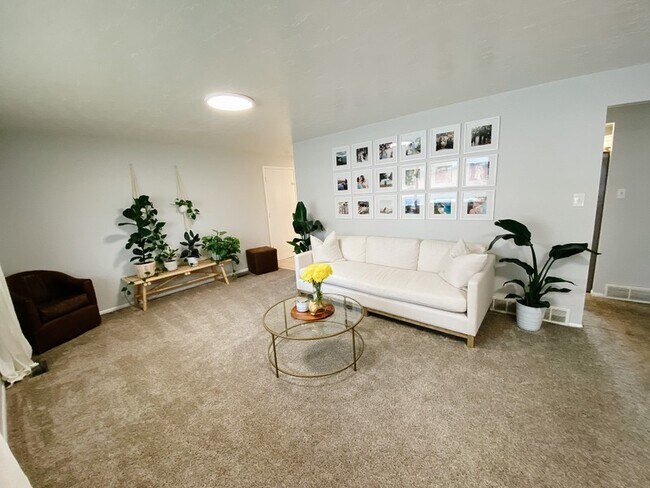 Building Photo - 221 200 E