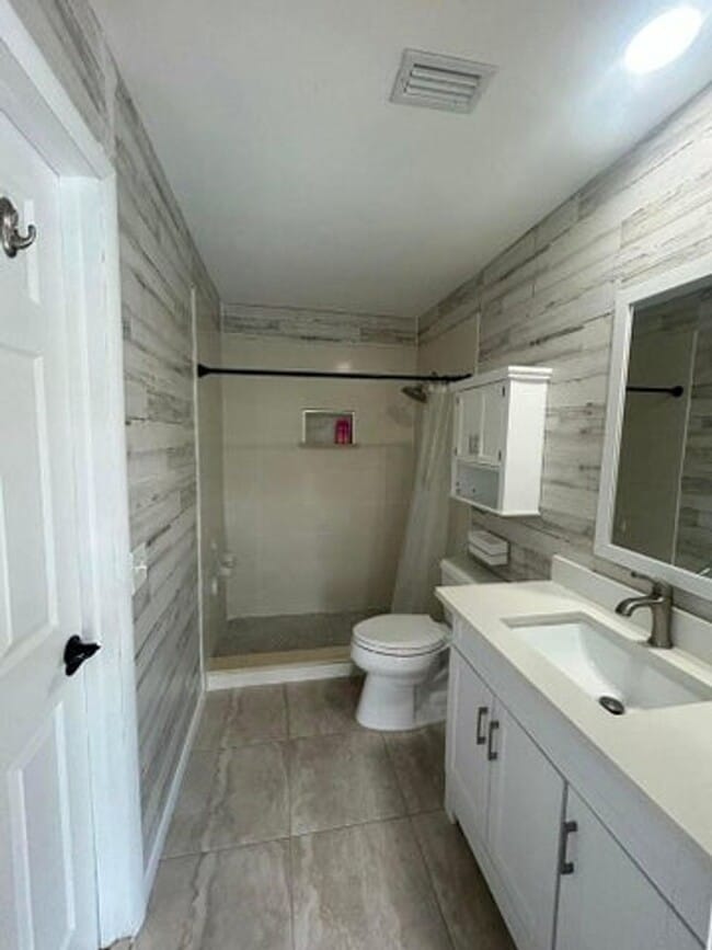 Building Photo - 5430 Guildcrest St