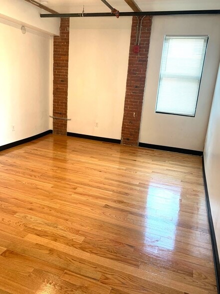 Building Photo - 548 Roosevelt Ave