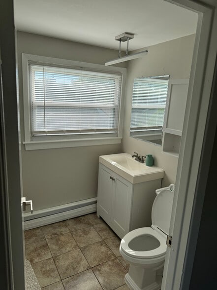 Building Photo - 70 Berkshire Ln