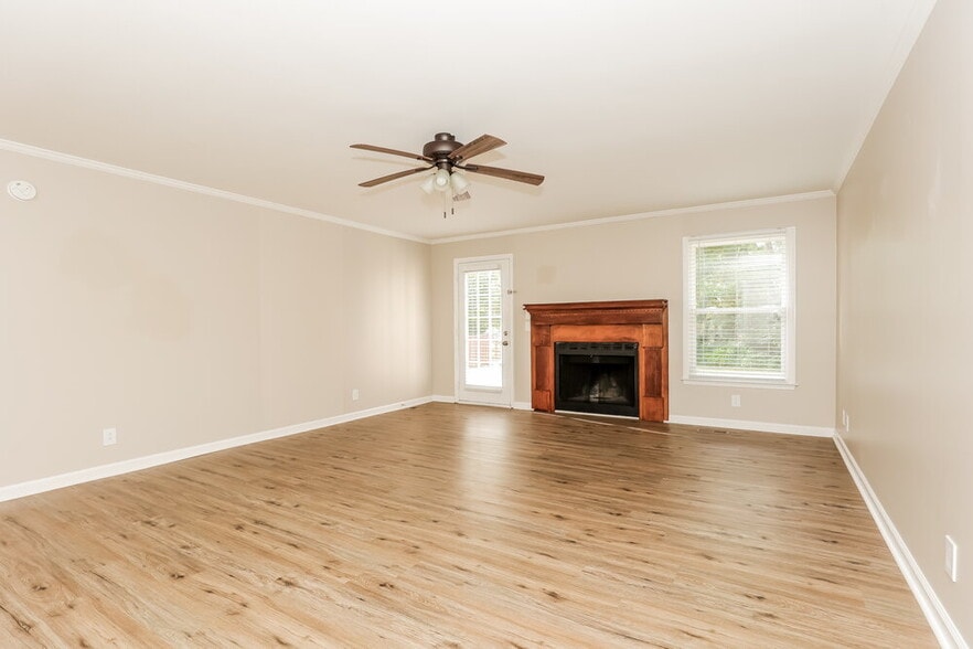 Building Photo - 2409 Racquet Club Dr