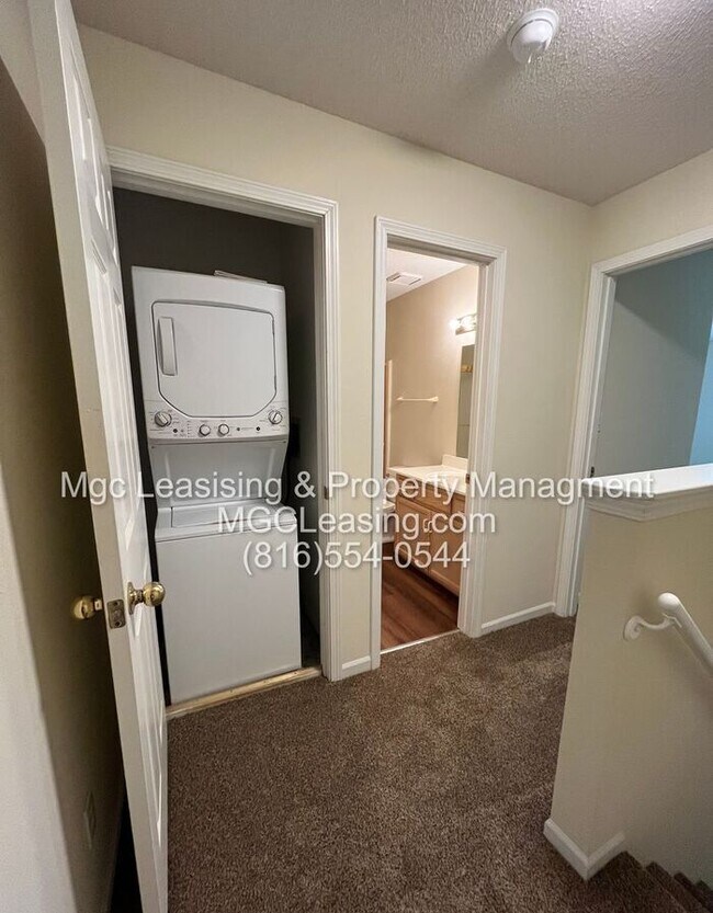 Building Photo - Spacious Townhome in Lee's Summit with Fireplace, Garage, and In-Unit Laundry
