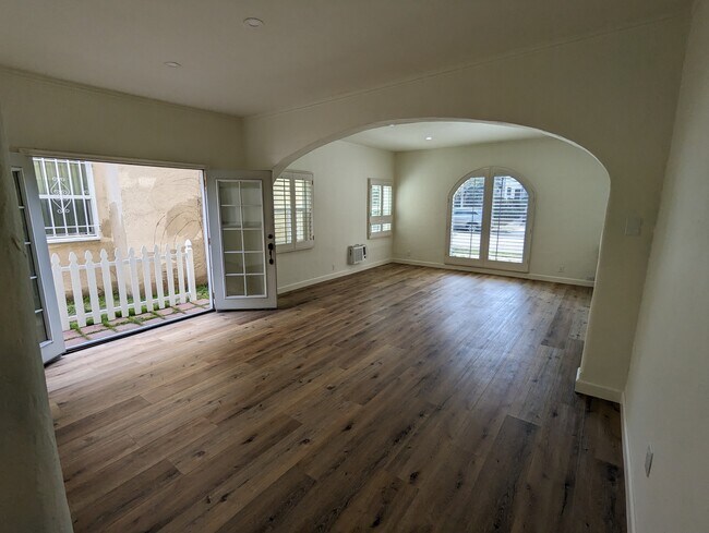 Building Photo - 452 S Oakhurst Dr