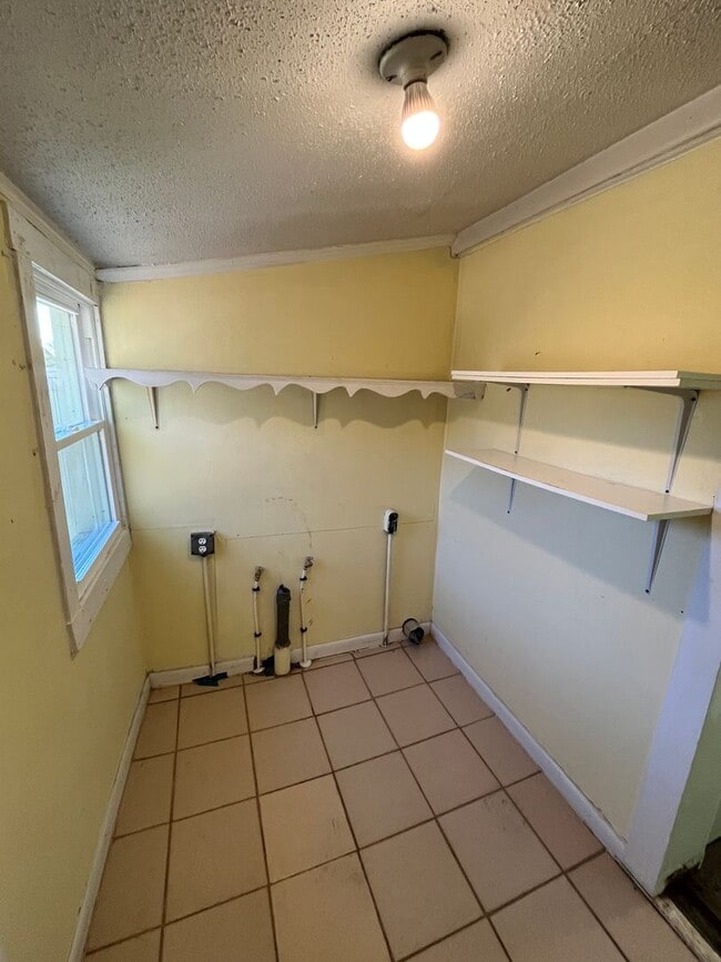 Building Photo - One Level Living with Central Air