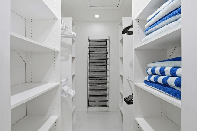 Building Photo - 208 Erie Dr