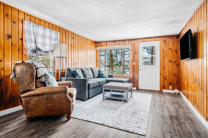 Building Photo - 586 Applegate Dr