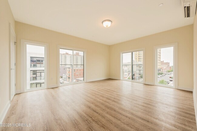 Building Photo - 700 Bangs Ave
