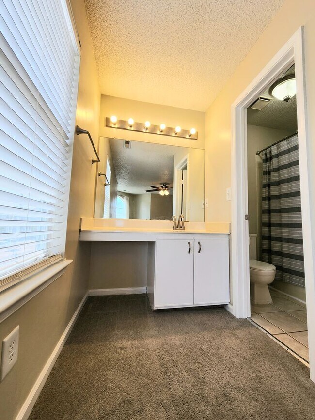 Building Photo - End Unit Townhouse in Chimny Hill