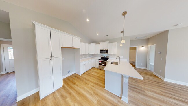 Building Photo - Midtown Oaks 12