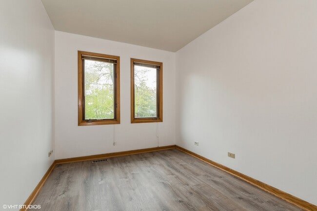 Building Photo - 557 Skokie Ave