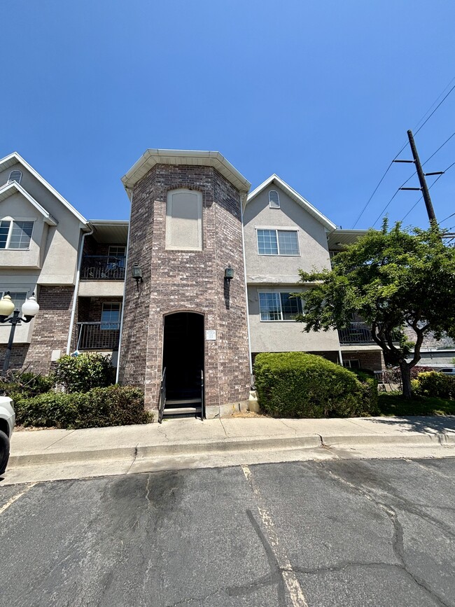 Building Photo - 1655 N Grandview Ln