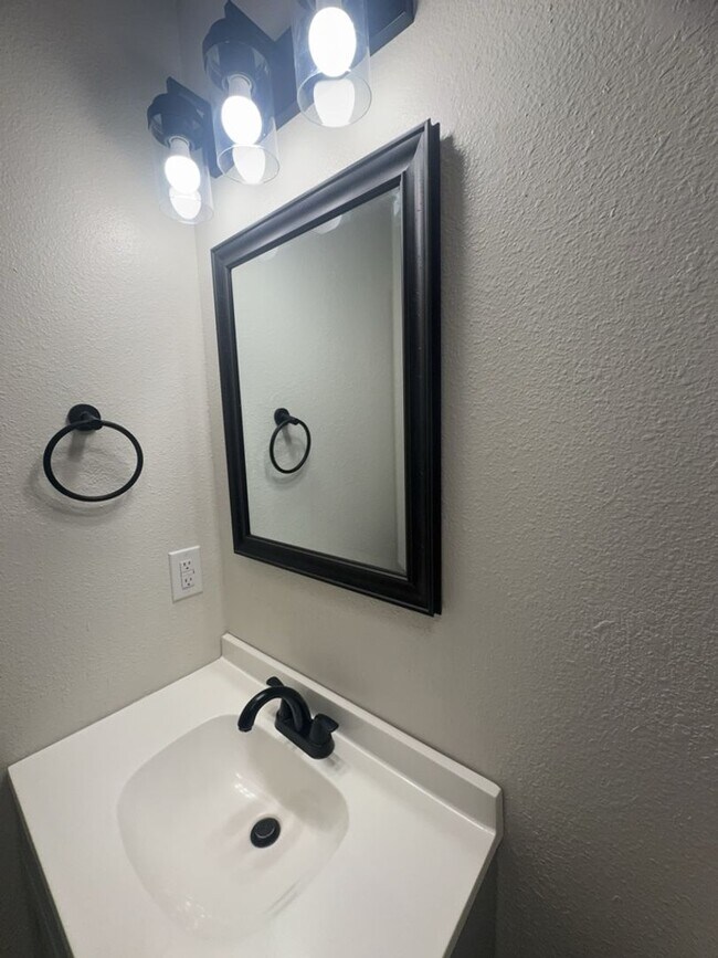 Building Photo - Beautiful 3 Bedroom, 2 Bath Available Now!