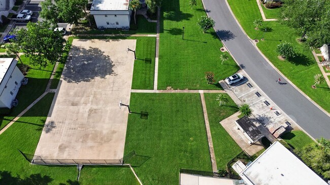Building Photo - 53 Windtree Ln