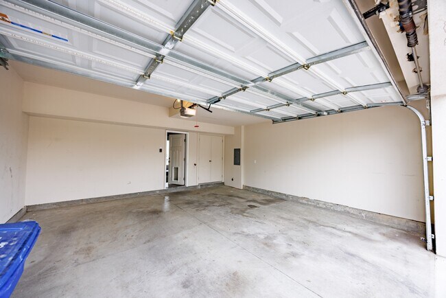 Building Photo - 972 S High Ridge Dr