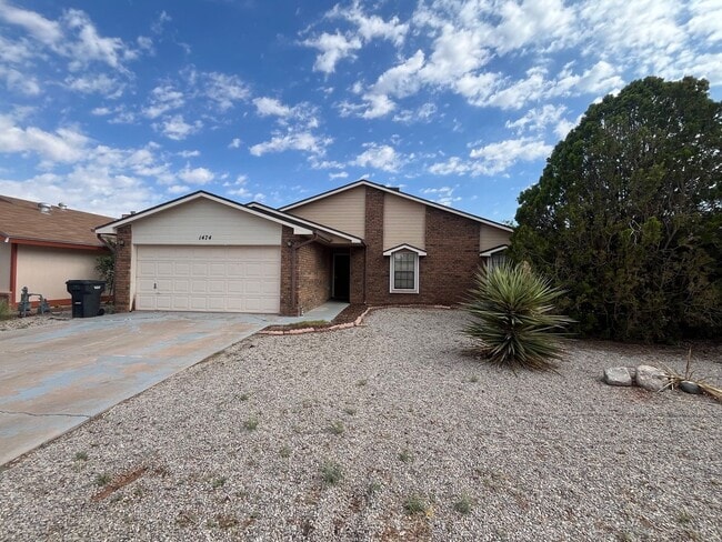 Primary Photo - Conveniently located 3 Bedroom, 2 bath nea...