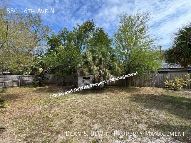 Building Photo - 880 16th Ave N