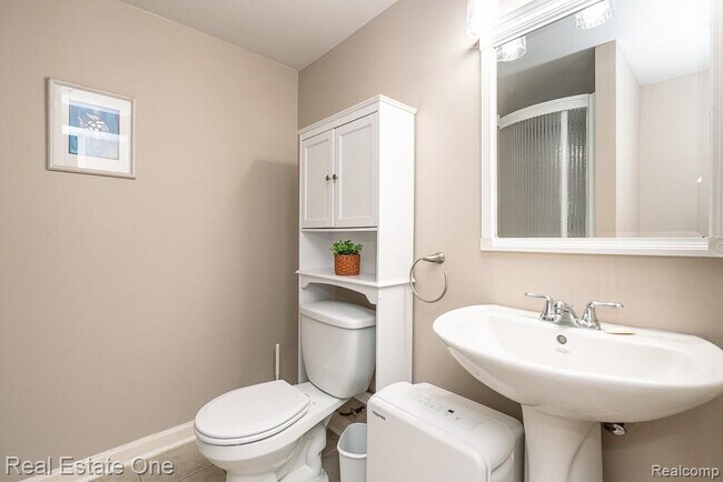 Building Photo - 668 Sherry Dr