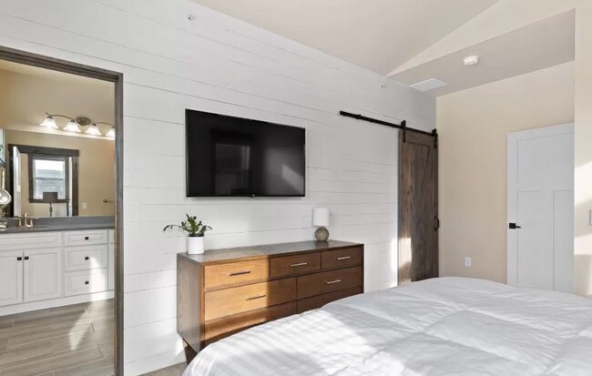 Building Photo - Gorgeous 3 bedroom 2 bath in Belgrade