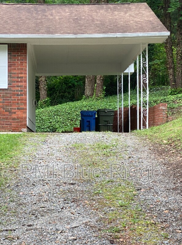 Building Photo - 325 Comet Dr