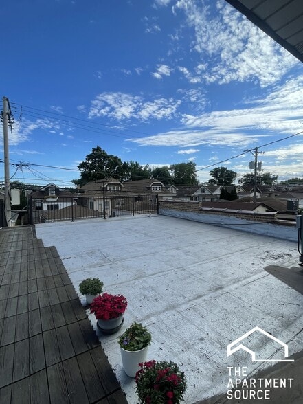 Building Photo - 5221 W Belmont Ave