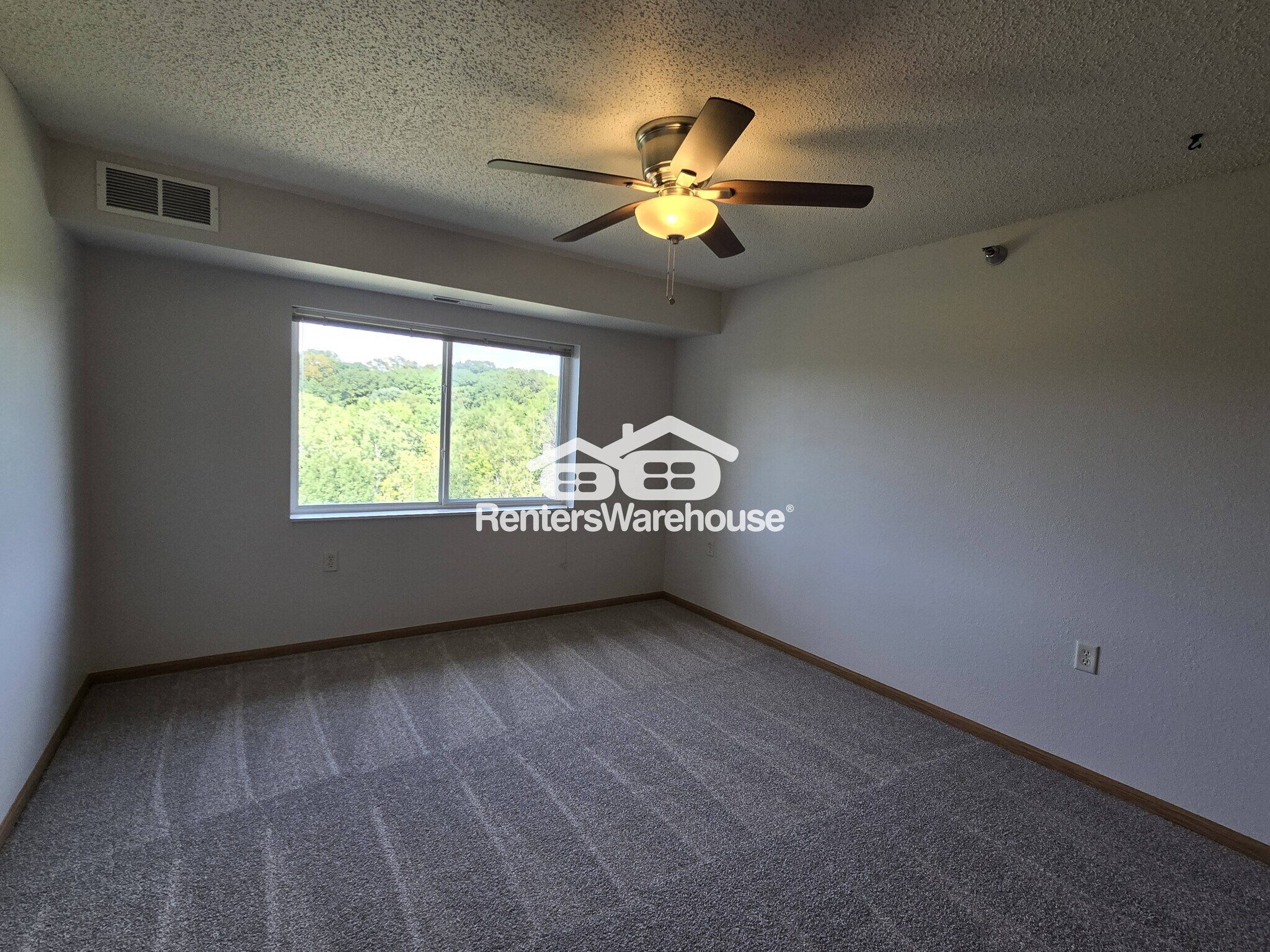 Building Photo - 1321 Lake Dr E