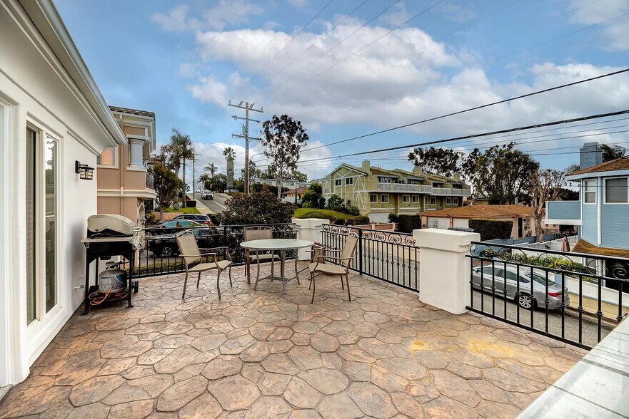Spacious Deck - 1903 Voorhees Ave