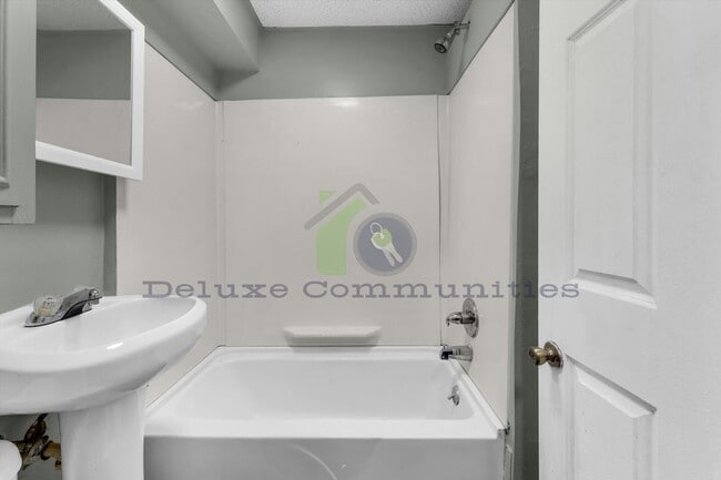 Building Photo - Fully Remodeled 3 bed 1 bath- Single Family Home!! JUST LISTED!