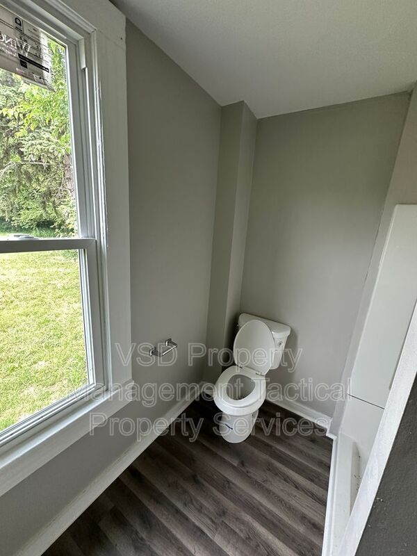 Building Photo - 6519 Hosmer Ave