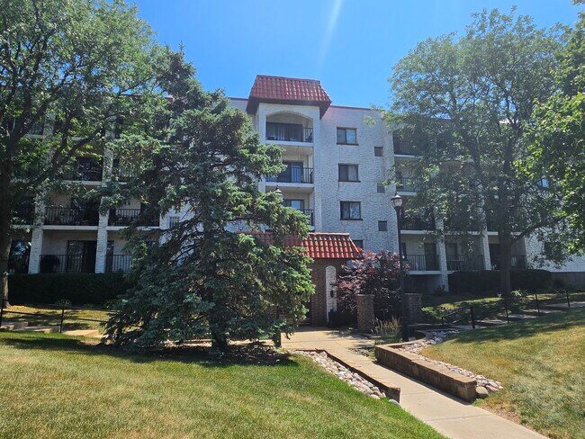 Building Photo - 350 Plum Creek Dr